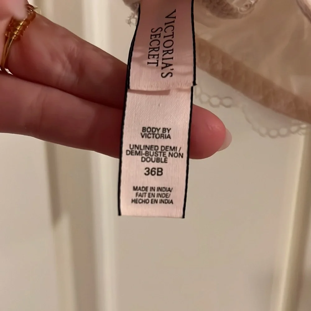 Victorias Secrets Body by Victoria Unlined demi 36B tan and white - Picture 4 of 4